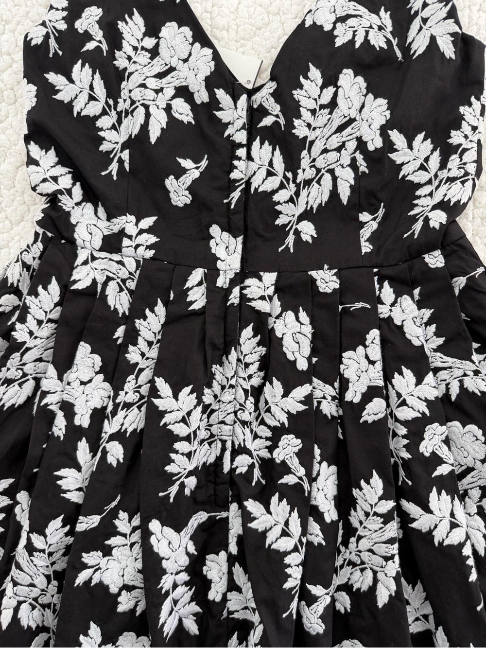 Betsy Johnson Black & White Floral V-Neck Sleeveless Dress - Picture 8 of 8